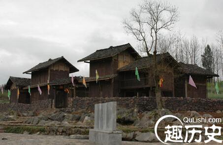 仡佬族建筑  仡佬族民居为什么多是干栏式