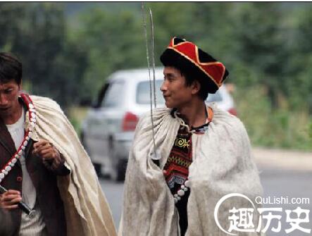 彝族服饰的花包头是什么 擦尔瓦是什么