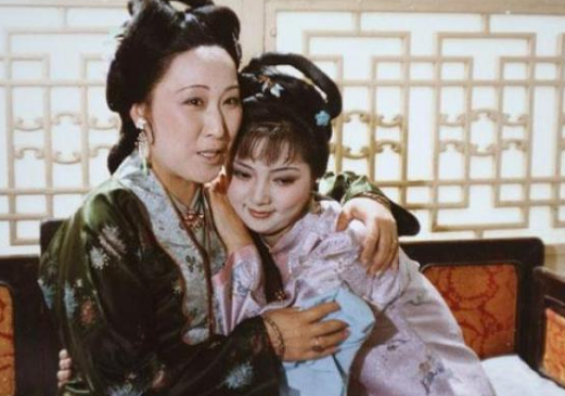 《红楼梦》里薛姨妈是个怎么样的人？薛姨妈的行为对王夫人有什么影响？